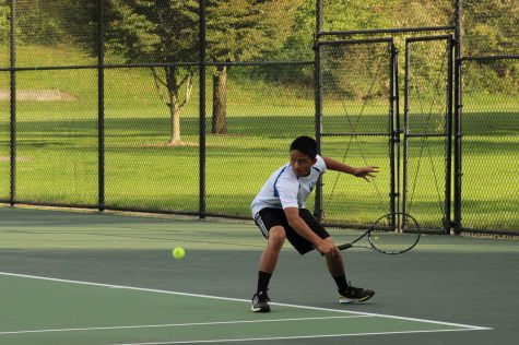 Mens tennis team perseveres despite lack of courts