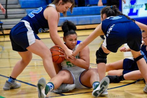 Girls basketball bounces back despite struggles